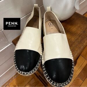 À MTL size 8W they fit more like a nine. Cute but too big for me.